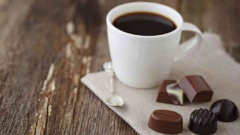 Xcara de caf e bombons de chocolate
