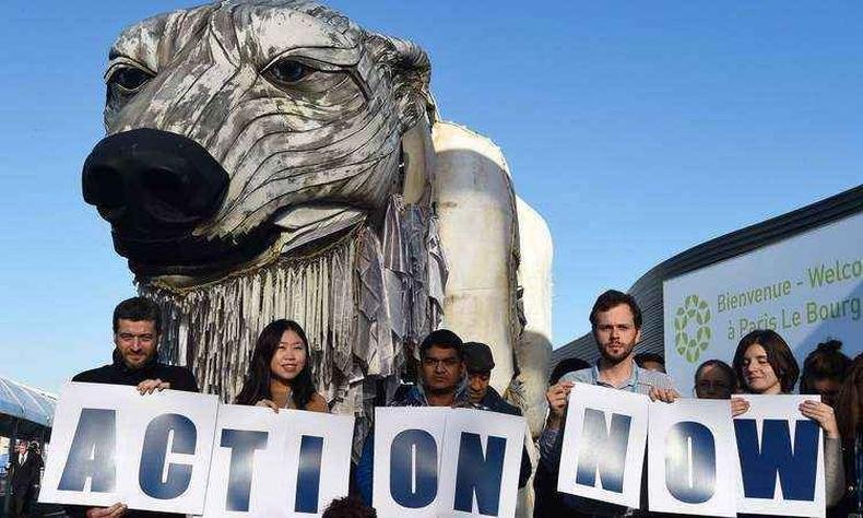 Ativistas do Greenpeace fazem manifestação durante a COP 21 carregando letras com a mensagem 'Ação Agora' (foto: AFP / DOMINIQUE FAGET ) Ativistas do Greenpeace fazem manifestação durante a COP 21 carregando letras com a mensagem 'Ação Agora' (foto: AFP / DOMINIQUE FAGET )