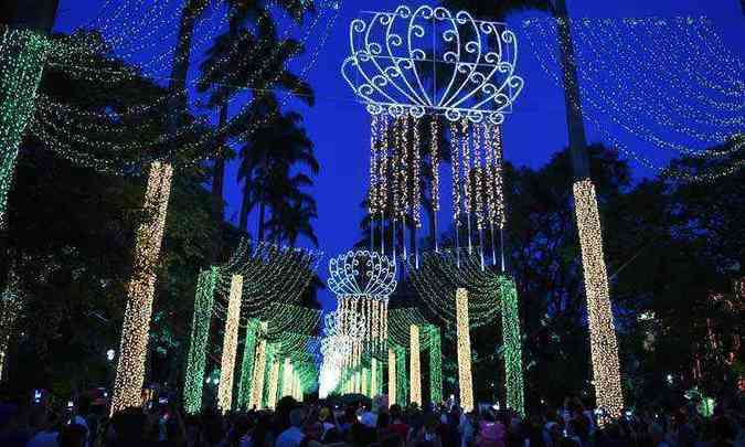 Centenas de pessoas foram prestigiar uma das iluminaes mais tradicionais de Belo Horizonte(foto: Alexandre Guzanshe/EM)