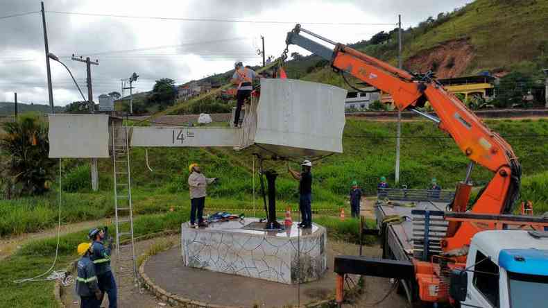 Processo de desmontagem para restauro da rplica do 14-Bis. O monumento fica em Santos Dumont, na Zona da Mata de Minas Gerais. A equipe de restauro  do Senai/juiz de fora