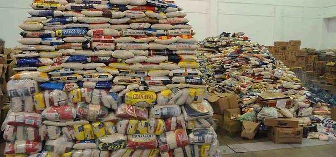 Um dos locais usados para guardar as doações. Não há mais espaço para armazenar os produtos que chegam a Mariana(foto: Paulo Filgueiras/EM/D.A Press) Um dos locais usados para guardar as doações. Não há mais espaço para armazenar os produtos que chegam a Mariana(foto: Paulo Filgueiras/EM/D.A Press)