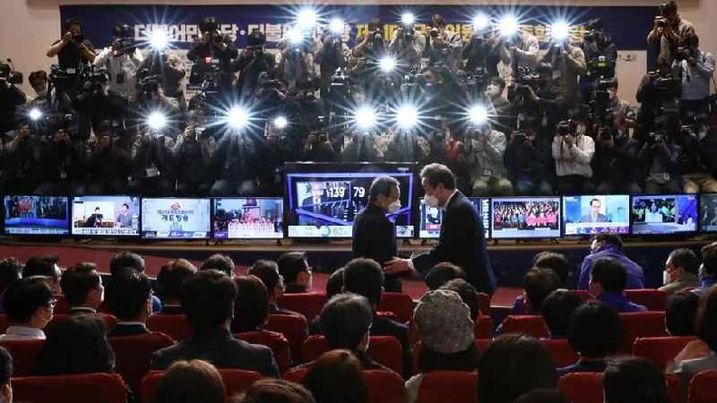 Para muitos profissionais, não existe a opção de deixar de acompanhar o ciclo noticioso(foto: Getty Images) Para muitos profissionais, não existe a opção de deixar de acompanhar o ciclo noticioso(foto: Getty Images)