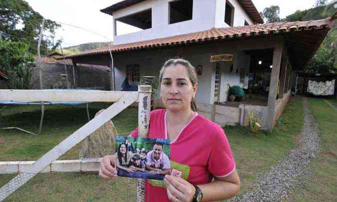 Eullia Contin com a foto do marido, diante da casa da famlia, no Vale do Rio Doce: noites sem dormir e preocupao com desfecho do caso(foto: Juarez Rodrigues/EM/D.A. Press)