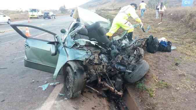 O acidente aconteceu quando uma carreta tentou ultrapassar uma Kombi e acabou atingida de frente por um GolPolcia Rodoviria Federal (PRF) / Divulgao