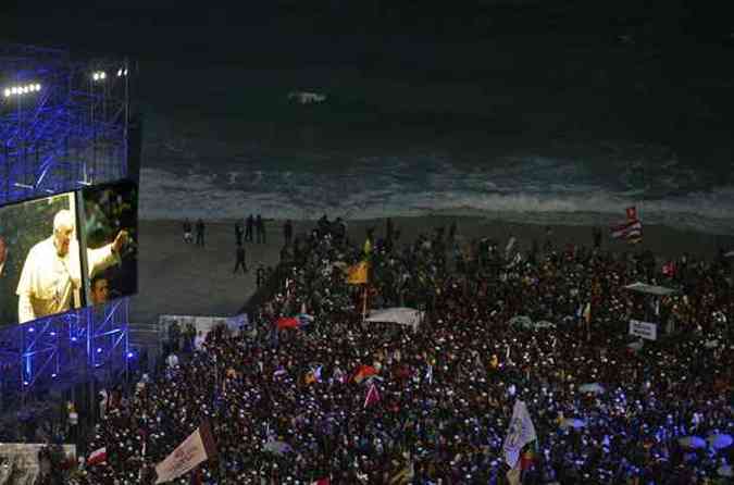 Papa abenoou os fiis em Copacabana(foto: CHRISTOPHE SIMON / AFP)