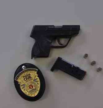 Arma do delegado usada pelos adolescentes para mat-lo(foto: Polcia Civil/Divulgao)