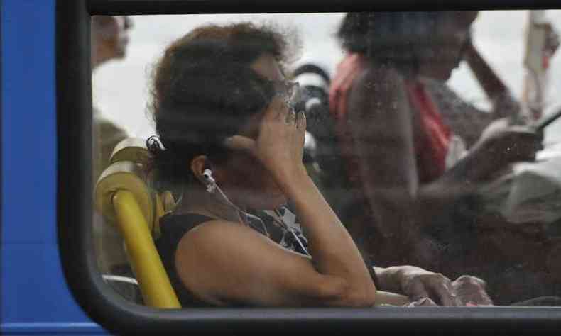 Na foto, passageiros dentro do nibus na Avenida dos Andradas, em frente a Estaco do metr Santa Teresa, em Belo Horizonte (foto: Juarez Rodrigues/EM)