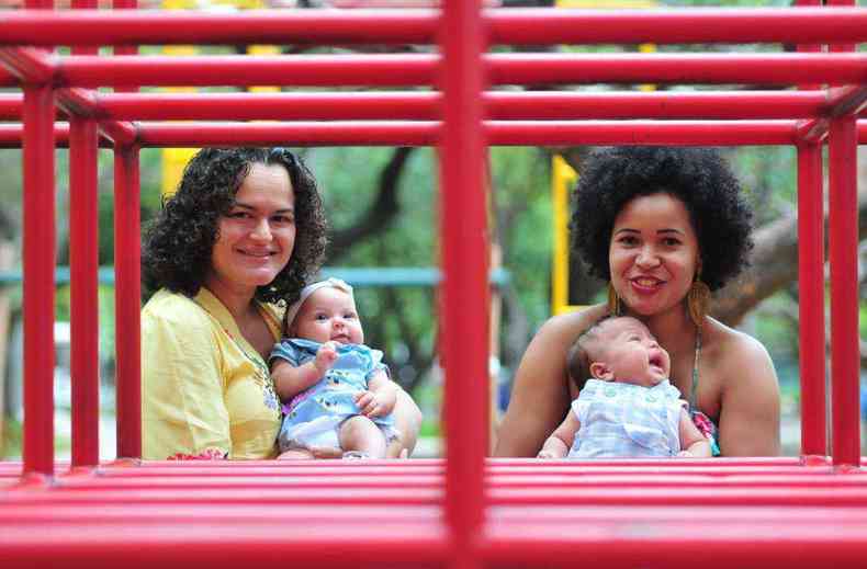 Juntas h seis anos e casadas no papel, Alessandra e Renata Lopes optaram pela inseminao, que realizou o sonho da maternidade com os gmeos Elena e Valentim(foto: Gladyston Rodrigues/EM/D.A Press)