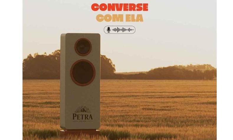 una caja de resonancia en medio de la plantación