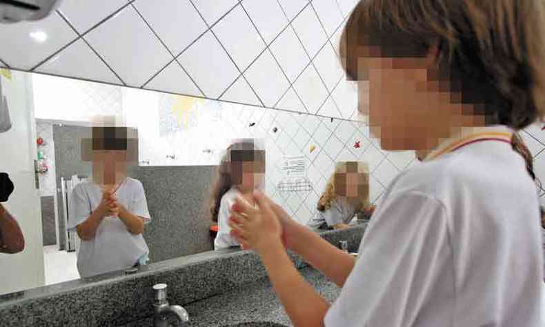 Crianas aprendem como higienizar as mos para evitar contaminao pelo novo coronavrus no incio da pandemia em escola infantil, segmento que faz presso pela reabertura (foto: Edsio Ferreira/EM/D.A Press - 12/03/20)