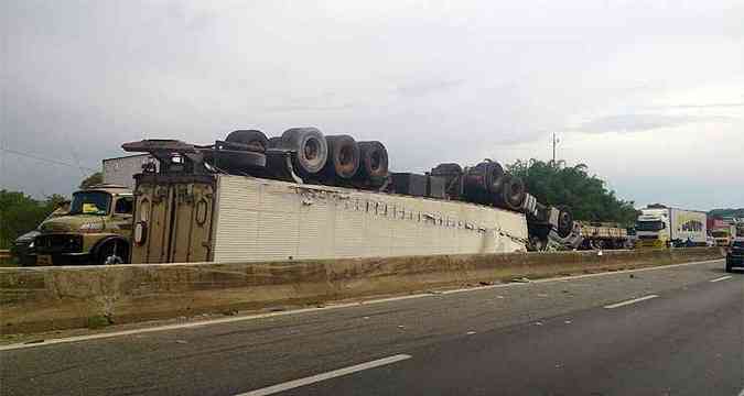 Por causa do acidente, o trnsito ficou lento na rodovia(foto: Polcia Rodoviria Federal (PRF) / Divulgao)