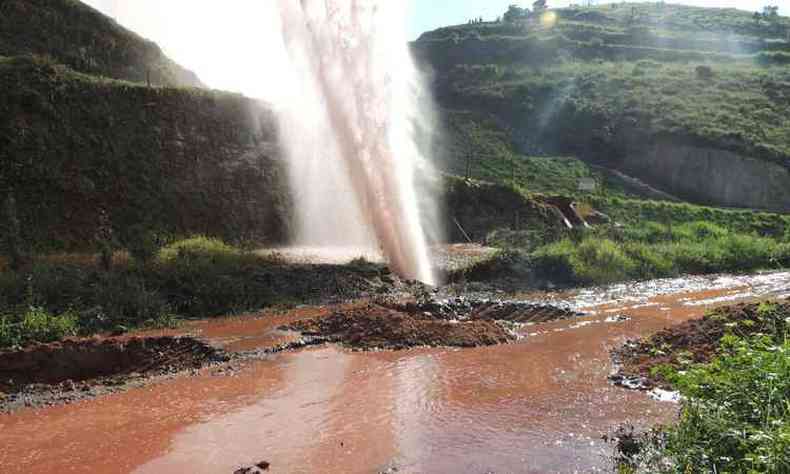 A tubulao do mineroduto Minas-Rio se rompeu no dia 12, jorrando minrio de ferro e gua(foto: Nucleo de Crimes Ambientais do MPMG/Divulgacao)