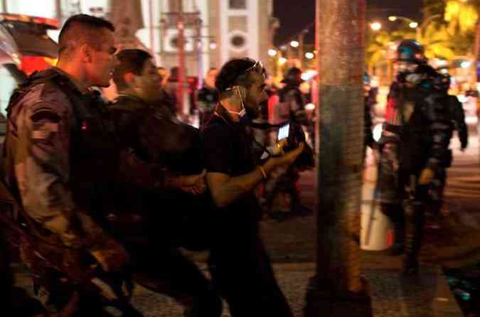 No Rio, muitas as prises ocorreram perto da Assembleia Legislativa, onde houve enfrentamento(foto: CHRISTOPHE SIMON / AFP)