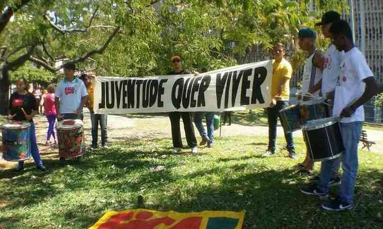 Oficineiros do programa Fica Vivo! realizam manifestao contra a paralisao dos programas de preveno criminal(foto: Leandro Couri/EM/D.A. Press)