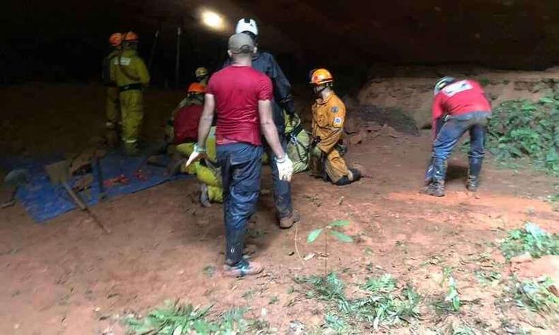 Resgate mobilizou bombeiros, defesa civil e geólogos. Nove morreram(foto: PMESP/Bombeiros) Resgate no interior da Gruta Duas Bocas por escola onde morreram nove soterrados em gruta de altinópolis