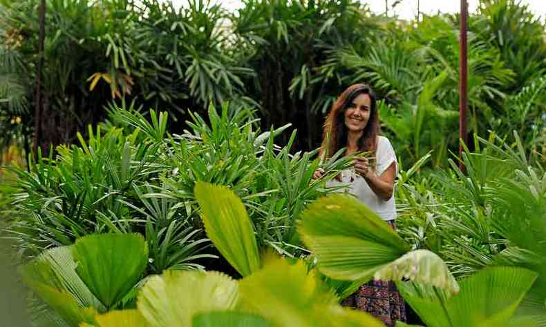 A paisagista Regina Rocha defende que mexer com plantas desenvolve a sensibilidade (foto: Tlio Santos/EM/D.A Press)
