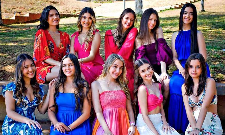 Usando vestidos e sentadas uma ao lado da outra, as estudantes Helena, Isabele, Giulia, Yasmin, Tas, Ana Luza, Larissa, Vitria, Mariana e Letcia