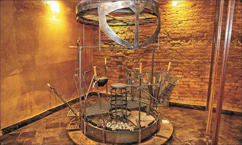 churrasqueira em formato de capacete viking a forja taverna medieval