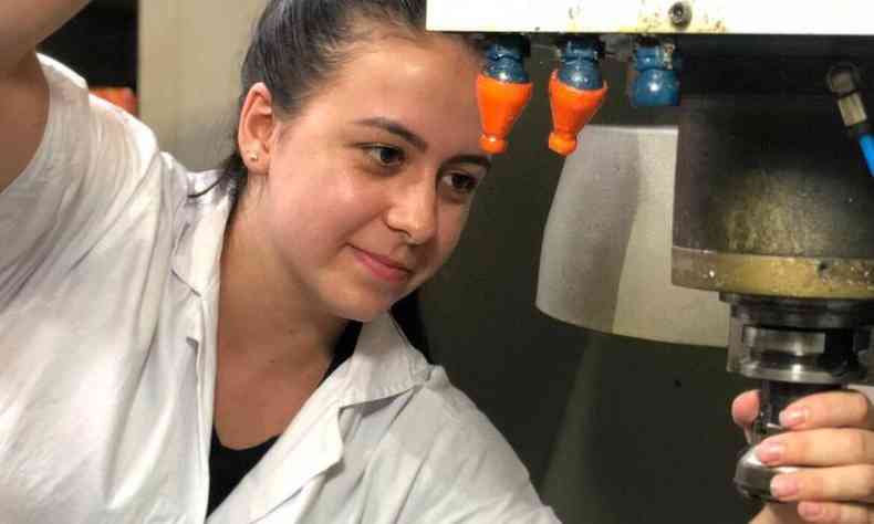 Dalila Lima Bueno Torres no laboratrio da UFMG 