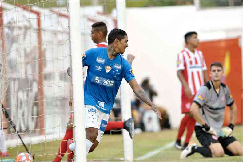 Raniel, sondado pelo Santos, fechou o placar nos 3 a 0 para a Raposa em Nova Lima: Fred e Rafinha marcaram os outros gols(foto: JUAREZ RODRIGUES/EM/D.A PRESS)