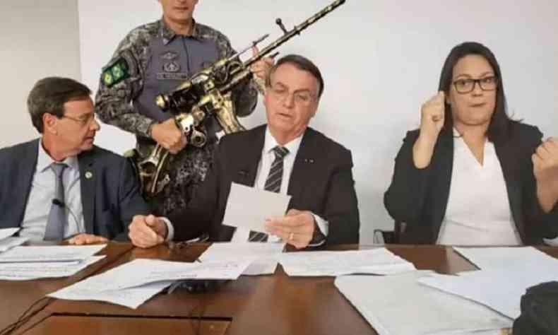 Bolsonaro apresentou rplica de arma em live(foto: Reproduo)