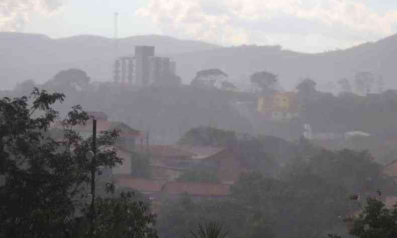 Chuva tambm afetou as buscas em Brumadinho na quarta-feira(foto: Renan Damasceno/EM)