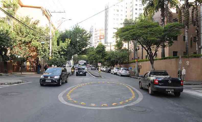 Rotatoria oval na Avenida Francisco Deslandes com Rua Cristina, no bairro Anchieta