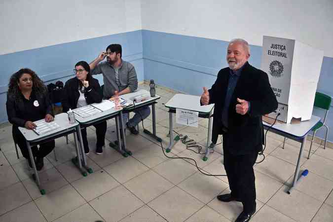 Lula vota em So Bernardo do Campo (SP), na manh deste domingo, 2 de outubroNELSON ALMEIDA / AFP