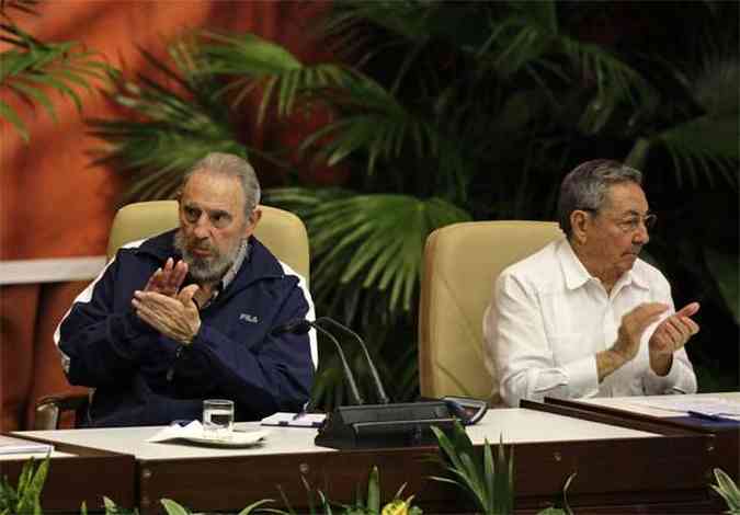 Fidel junto com o irmo Raul Castro no fechamento do 6 Congresso do Partido Comunista em Havana em abril de 2011(foto: REUTERS/Desmond Boylan/Files)