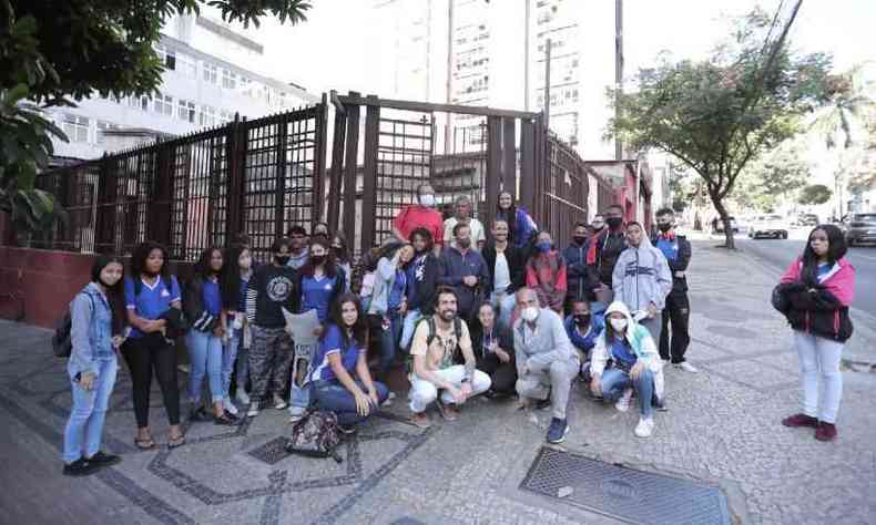 Um grupo de pessoas posa para a foto em uma esquina do centro de Belo Horizonte.