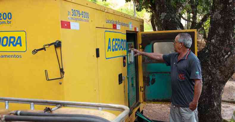 O aposentado Edimar Raimundo, de 72 anos, tem de conviver com o barulho do gerador por no ter energia(foto: Edesio Ferreira/EM/D.A Press)