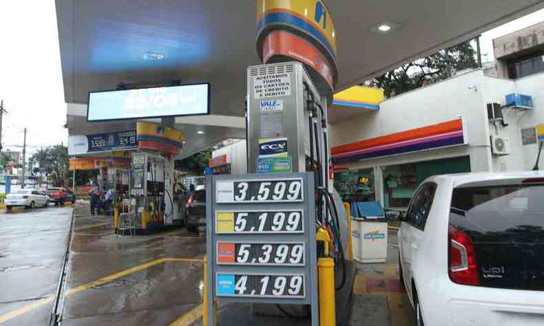 O aumento no preo da gasolina, em 3,00%, provocou o maior impacto individual positivo na inflao de fevereiro(foto: Jair Amaral/EM/D.A Press)