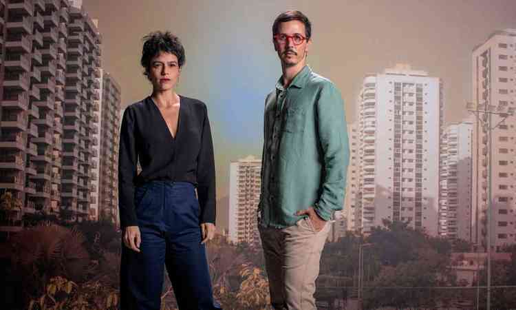O roteirista Lucas Paraizo e a diretora Luisa Lima, de p, em paisagem urbana
