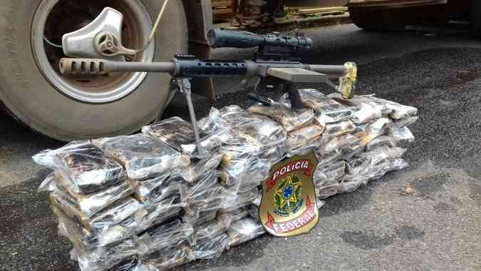 Drogas e fuzil foram apreendidos durante ao da PFPolcia Federal / Divulgao