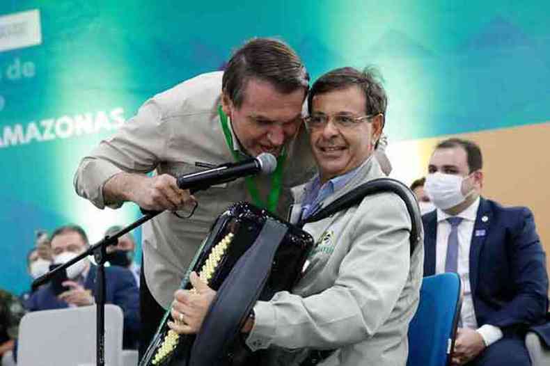O presidente Jair Bolsonaro brincou com o ministro do Turismo, Gilson Machado, que tocou sanfona em visita a Manaus(foto: ALAN SANTOS/PR)