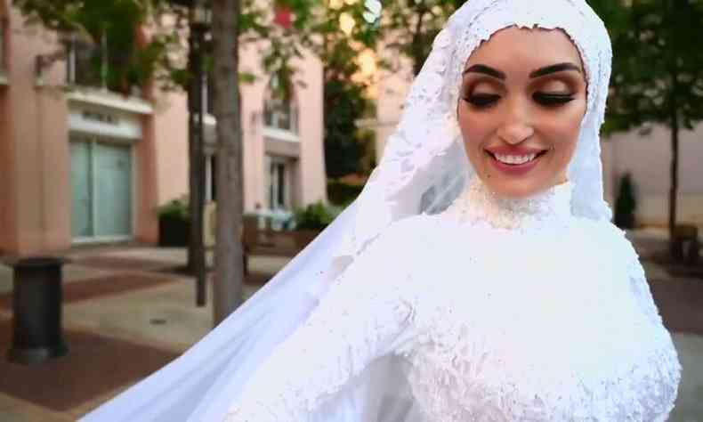 Durante ensaio de casamento, noiva  surpreendida com exploso em Beirute, no Lbano(foto: Mahmoud Nakib)