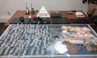 Drogas estavam sendo preparadas para a comercializao no momento da abordagem(foto: PM/Divulgao)