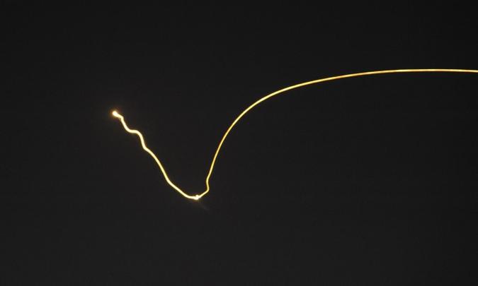 A TV estatal síria mostrou imagens 'ao vivo' de disparos iluminando o céu de Damasco e de vários mísseis destruídos pelos sistemas antiaéreos(foto: AFP PHOTO / SANA) A TV estatal síria mostrou imagens 'ao vivo' de disparos iluminando o céu de Damasco e de vários mísseis destruídos pelos sistemas antiaéreos(foto: AFP PHOTO / SANA)