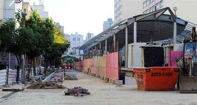 Avenida j est parcialmente fechada por causa das obras do BRT(foto: Beto Magalhes/EM/D.A Press)