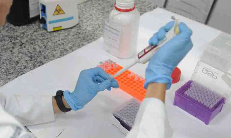 Pesquisadores da UFMG desenvolvem teste para diagnostico do coronavirus(foto: Tlio Santos/E,/D.A. Press)