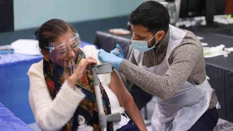 Quase 30 milhes de pessoas no Reino Unido receberam uma dose de uma vacina contra o coronavrus(foto: Reuters)