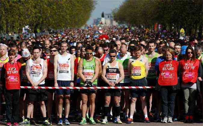 Corredores fizeram 30 segundos de silncio durante largada da Maratona de Londres, ocorrida no ltimo domingo(foto: LUKE MACGREGOR / REUTERS)