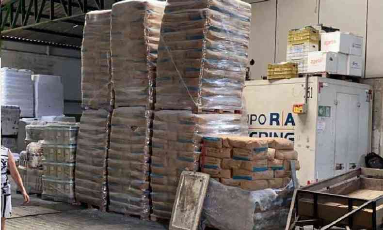 Carga apreendida faz parte de carregamento de 500 toneladas que foi desviado de empresa paranaense(foto: PCMG/Divulgao)