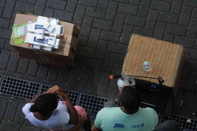 Entre os materiais vendidos em caladas h de gua at contrabando(foto: Leandro Couri/EM/D.A.Press)