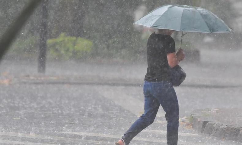 Imagem de uma pessoa correndo com um guarda-chuva