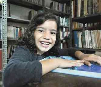 Maria Eduarda aprende cedo a devorar livros(foto: Beto Novaes/EM/D.A Press)