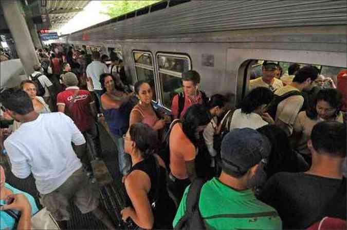Com a falta de investimento no metr de BH, usurios so obrigados a enfrentar estaes lotadas e empurra-empurra nos acessos aos trens (foto: Gladyston Rodrigues/Em/D.A Press)
