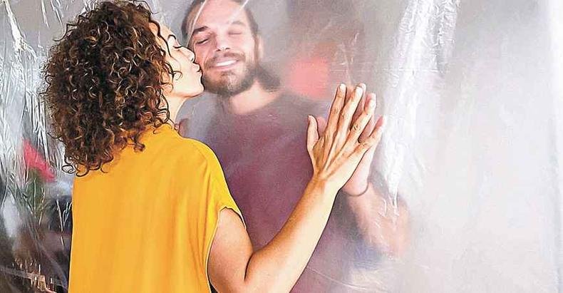 Os atores Fabiula Nascimento e Em�lio Dantas aprovaram a experi�ncia de contracenar no ambiente dom�stico (foto: S�rgio Zalis/divulga��o)