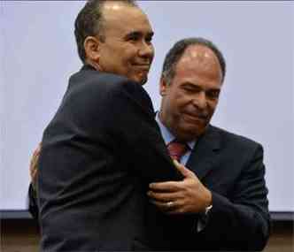 Francisco Teixeira (E) cumprimenta o ex-ministro Fernando Bezerra durante a cerimnia de posse (foto: Valter Campanato/ABR)