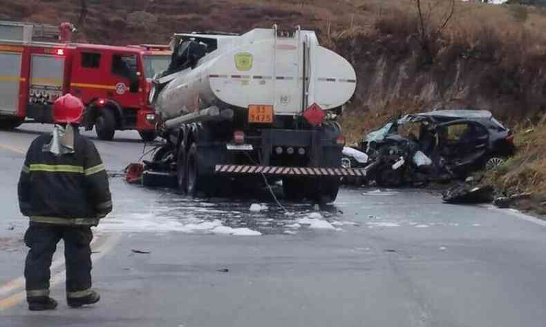 acidente na BR-381, em So Gonalo do Rio Abaixo, envolvendo trs veculos